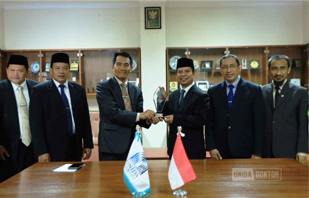 Penandatanganan MoU antara UNIDA Gontor dan UBHI di kampus UNIDA Gontor