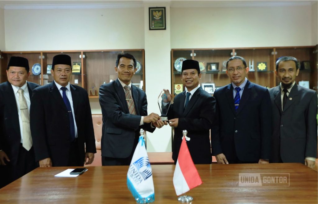 Penandatanganan MoU antara UNIDA Gontor dan UBHI di kampus UNIDA Gontor