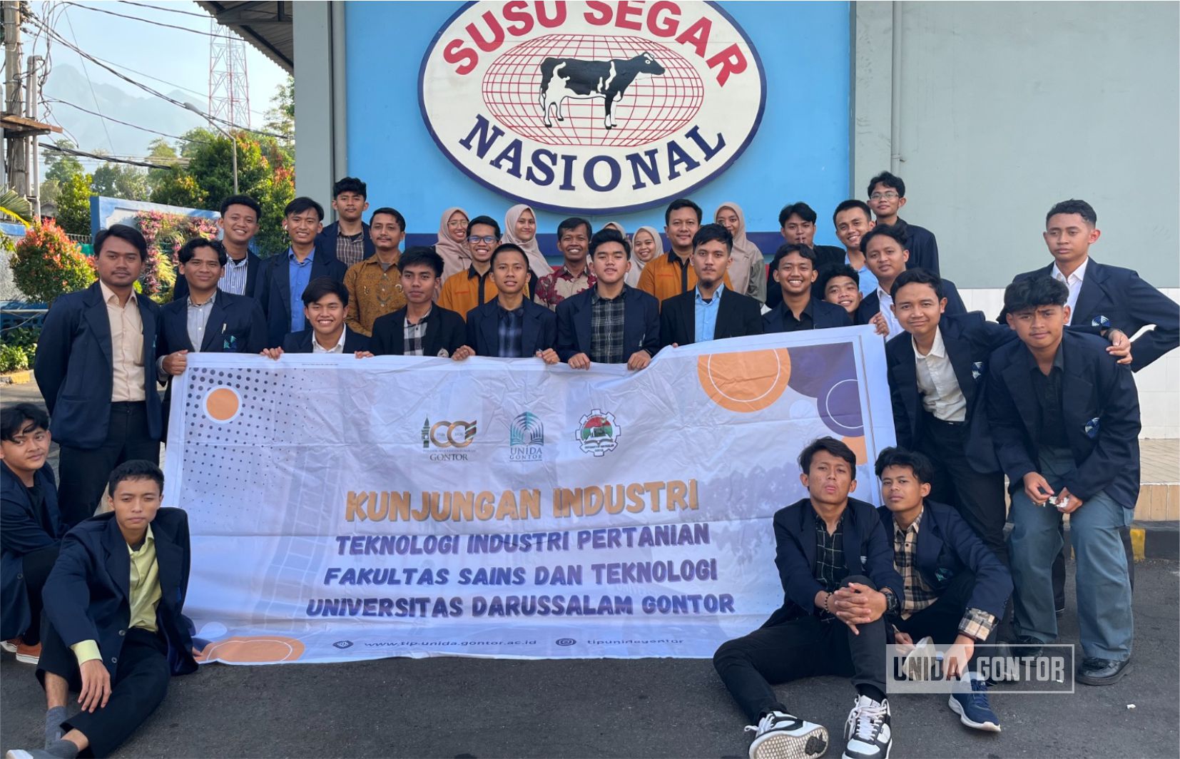 Mahasiswa Universitas Islam Terbaik mengunjungi fasilitas produksi susu CV Cita Nasional