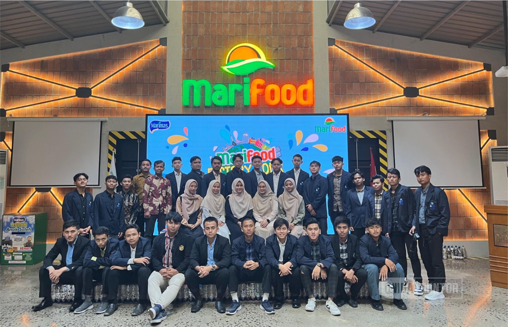 Mahasiswa UNIDA Gontor saat kunjungan ke fasilitas produksi PT Marimas Putera Kencana.
