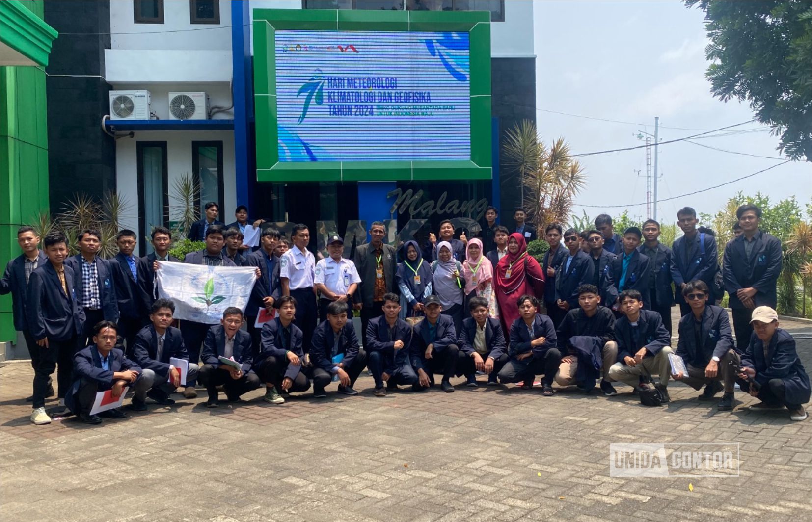 Mahasiswa Prodi Agroteknologi UNIDA Gontor praktik lapangan di Bendungan Selorejo, Malang, bersama dosen pendamping.