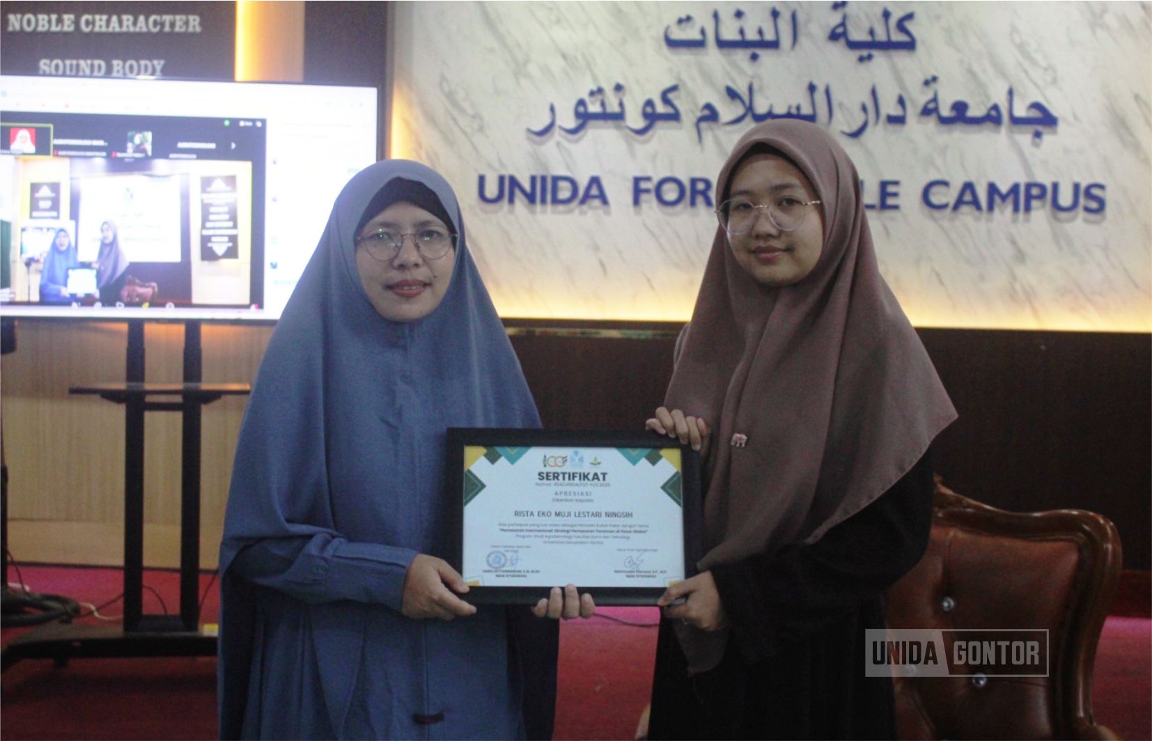 Pemateri menyampaikan materi strategi pemasaran tanaman hias di kuliah pakar Prodi Agroteknologi UNIDA Gontor