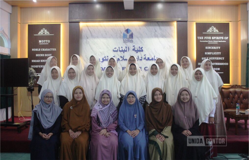 Pemateri menyampaikan materi strategi pemasaran tanaman hias di kuliah pakar Prodi Agroteknologi UNIDA Gontor