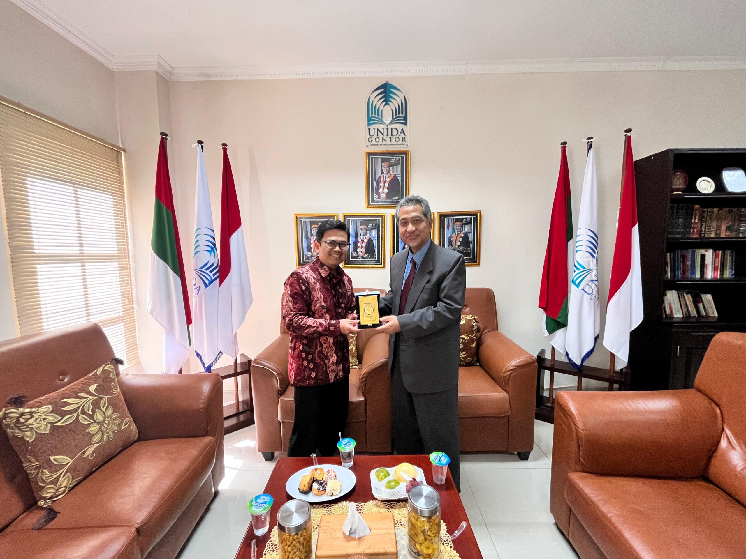 Kepala Perwakilan Bank Indonesia Kediri disambut Rektor UNIDA Gontor dalam kunjungan silaturahmi dan penjajakan kerja sama.