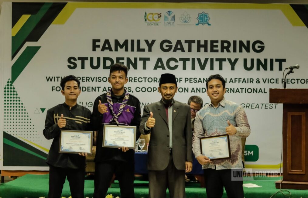 Suasana Family Gathering UKM UNIDA Gontor bersama narasumber dan mahasiswa aktif