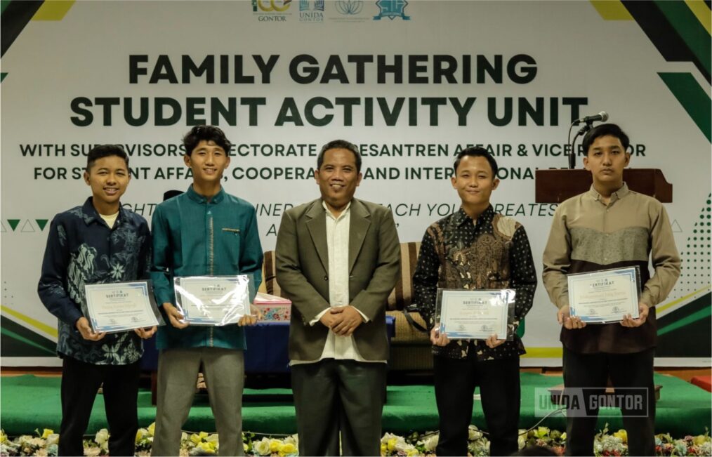 Suasana Family Gathering UKM UNIDA Gontor bersama narasumber dan mahasiswa aktif