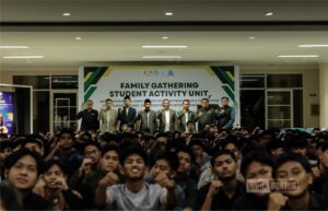 Suasana Family Gathering UKM UNIDA Gontor bersama narasumber dan mahasiswa aktif