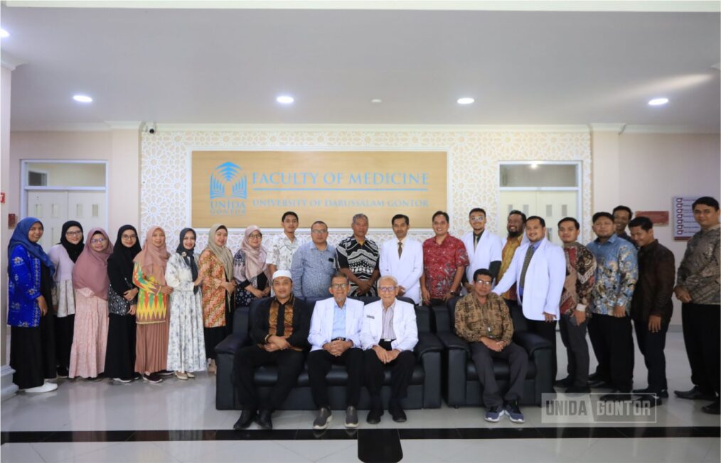 Kunjungan studi banding FK UMMAT ke FK UNIDA Gontor, membahas sinergi pendidikan kedokteran Islami.