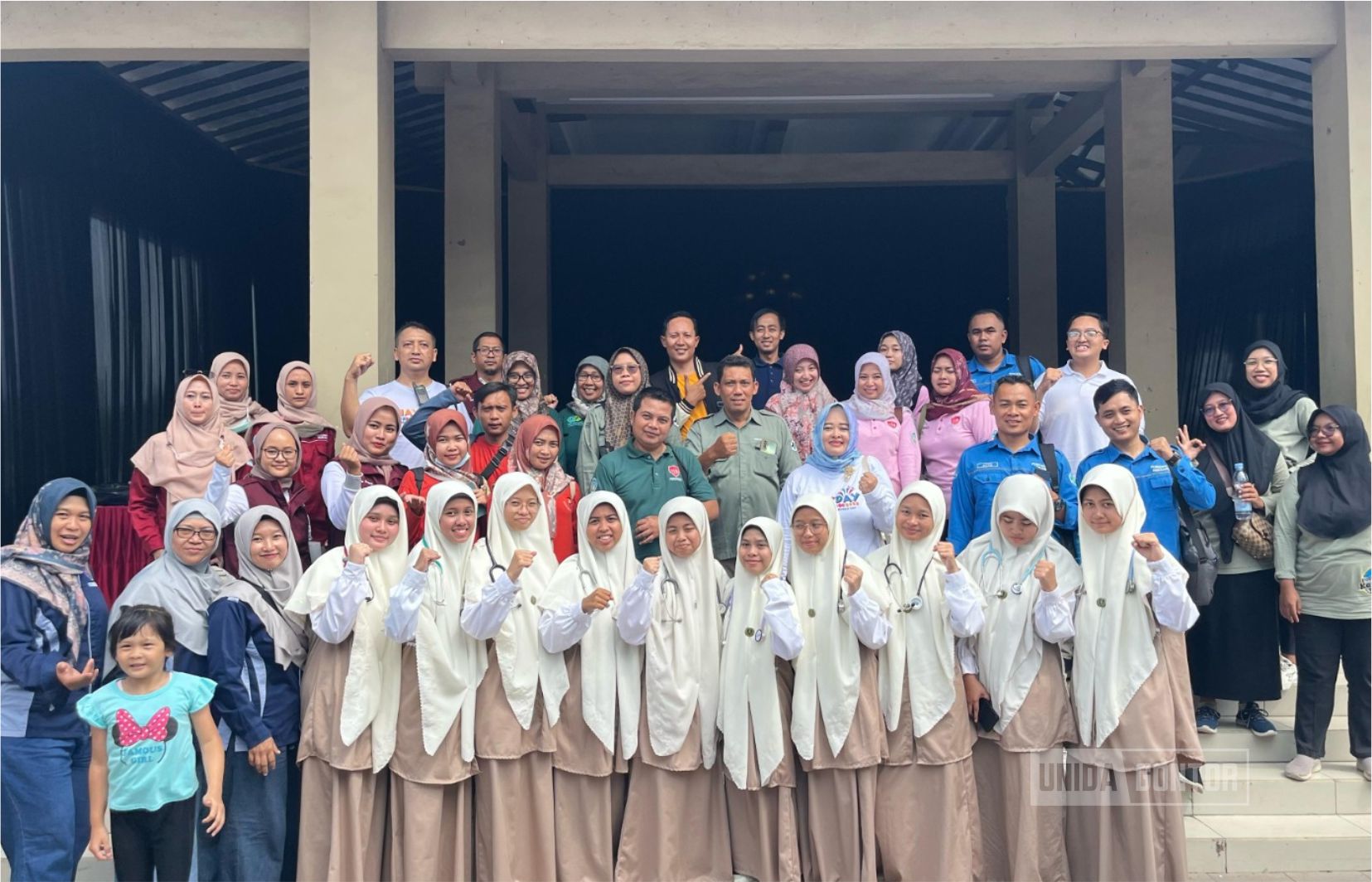 Mahasiswi FK UNIDA Gontor melakukan pemeriksaan kesehatan pada kegiatan May Day 2025 di Ponorogo.