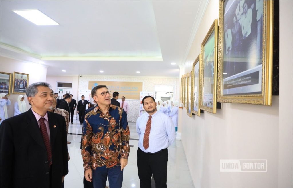 Duta Besar Turki Prof. Dr. Talip Küçükcan disambut civitas Fakultas Kedokteran UNIDA Gontor dalam kunjungan resmi