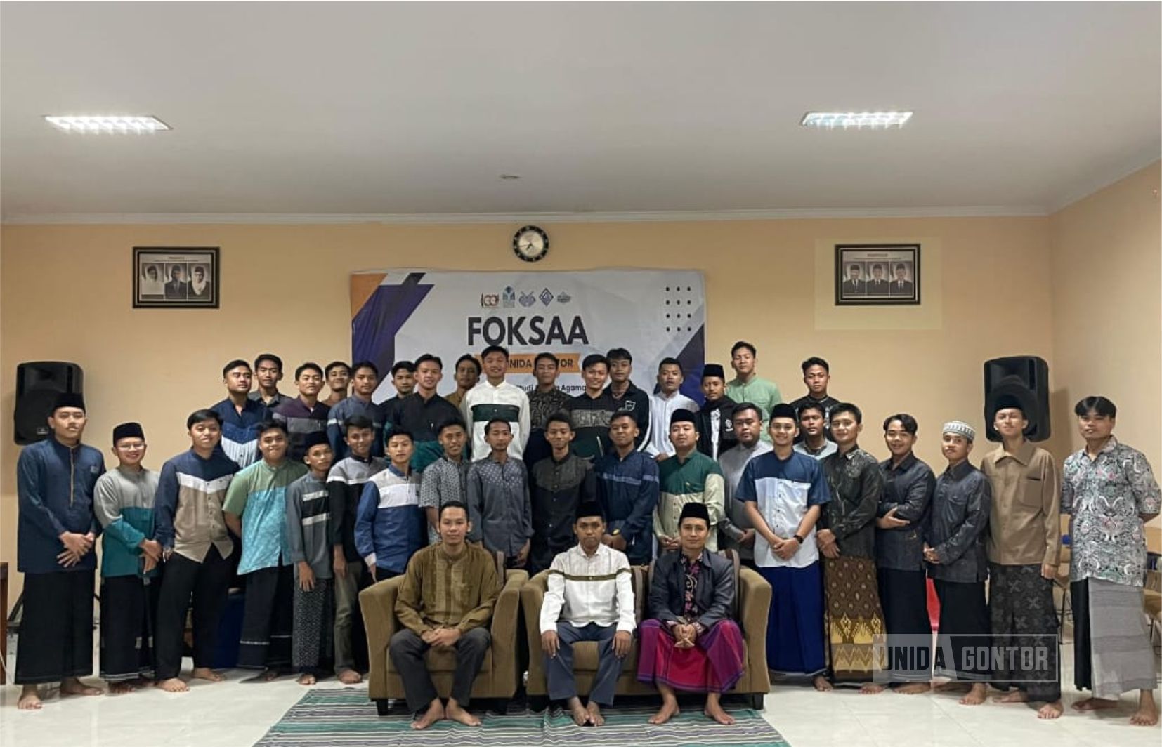 Mahasiswa dan dosen Program Studi SAA UNIDA Gontor menghadiri pembukaan FOKSAA dan kegiatan monitoring evaluasi di Hall Shirah