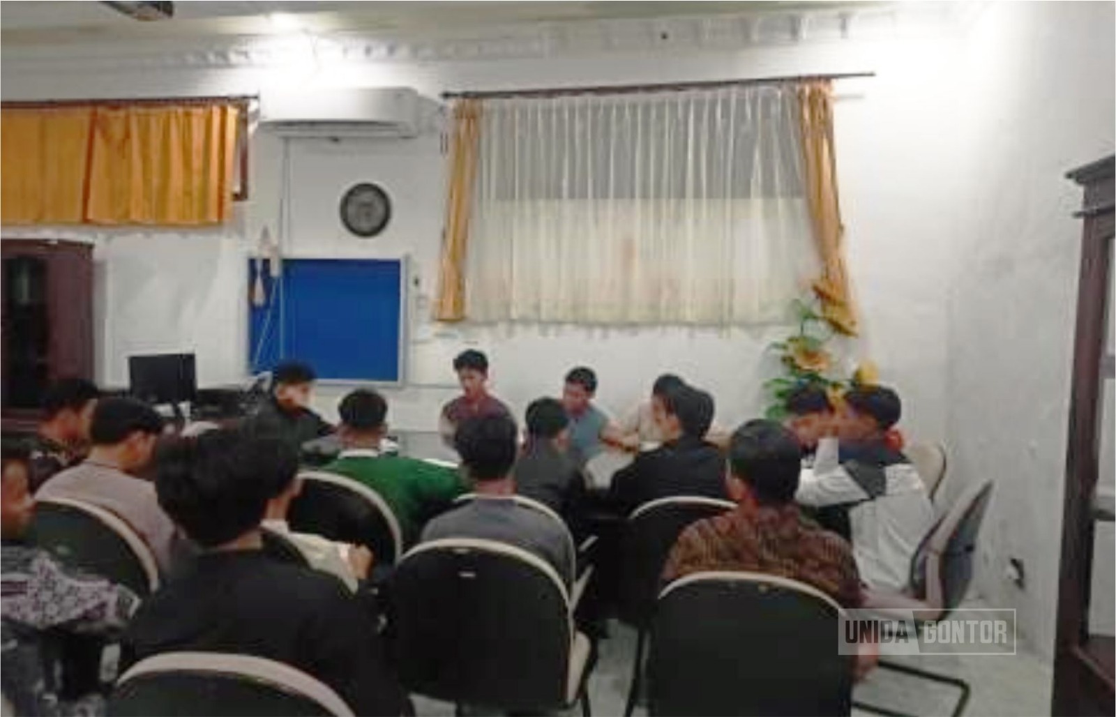 Dr. Yongki Sutoyo memaparkan pemikiran Syed Naquib al-Attas dalam Kajian Daras HMP Ushuluddin UNIDA Gontor