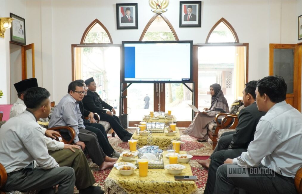 Narasumber UNIDA Gontor memberikan kuliah umum di Pondok Tazakka tentang kurikulum PAI dan edupreneurship