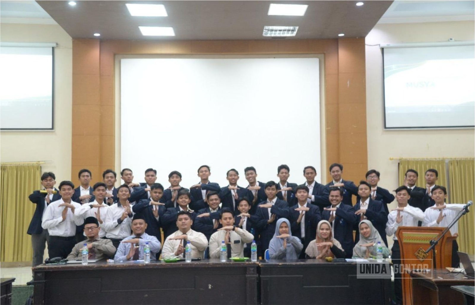 Peserta Musyawarah Kerja Prodi Pendidikan Agama Islam UNIDA Gontor membahas program kerja tahunan di Hall CIOS.