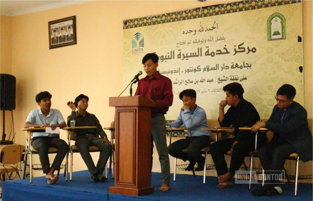 Mahasiswa PBA UNIDA Gontor mengikuti pembukaan Language Skills Club "Lisan Al-Arab" di Hall Sirah Nabawiyah.