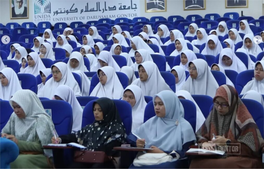 Suasana resmi pembukaan tahun ajaran baru Pascasarjana UNIDA Gontor 2025–2026 di Aula Pascasarjana, dihadiri oleh rektor, dosen, dan mahasiswa.