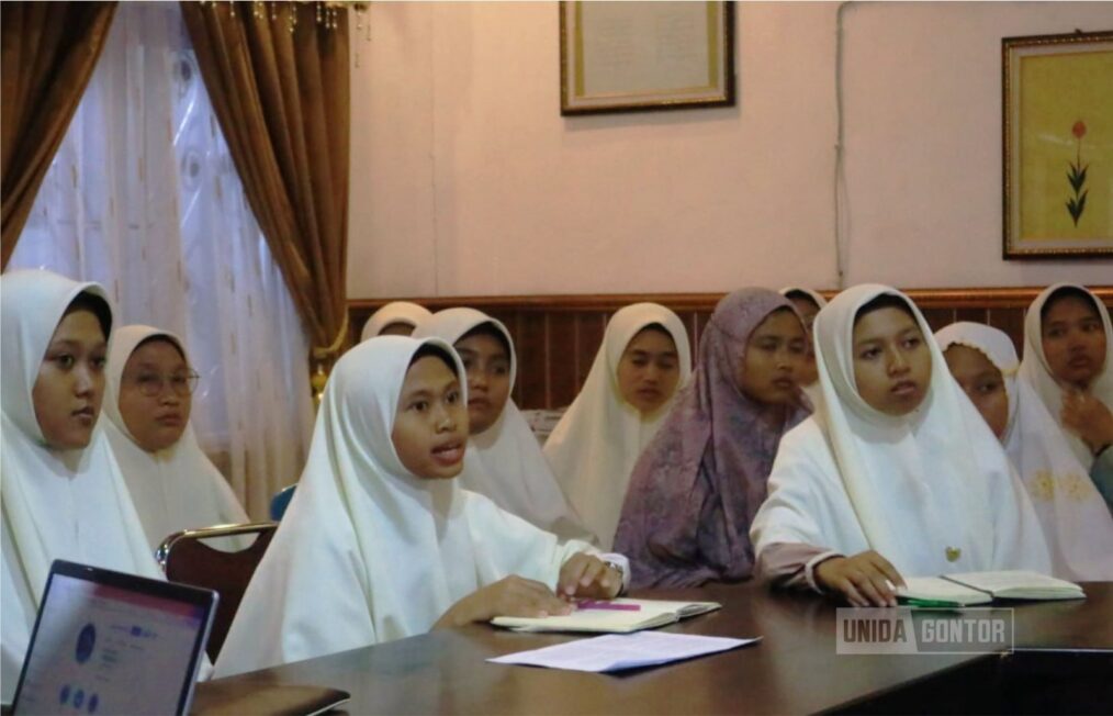 Students of English Department UNIDA Gontor join weekly academic forum on language teaching theories.