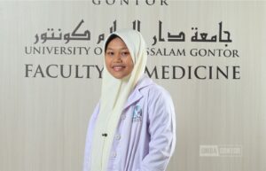 Ajrina Sifa, mahasiswi FK UNIDA Gontor, menerima penghargaan Juara II Nasional Lomba Film Pendek GEN 6 di FK UMI Makassar.