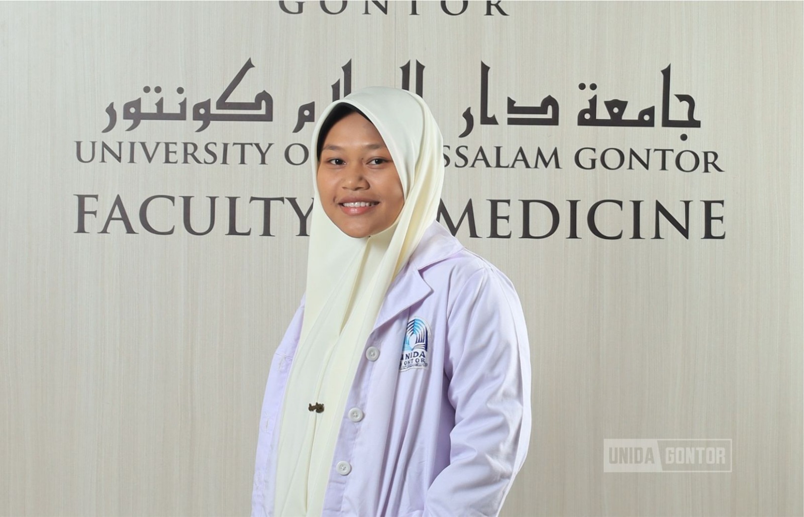 Ajrina Sifa, mahasiswi FK UNIDA Gontor, menerima penghargaan Juara II Nasional Lomba Film Pendek GEN 6 di FK UMI Makassar.