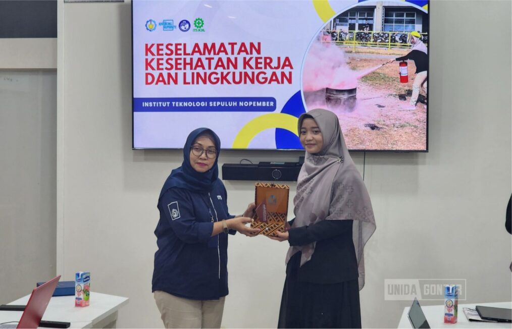 Perwakilan UNIDA Gontor dan ITS berdiskusi dalam workshop nasional Eco Campus dan SDGs di ITS Surabaya.