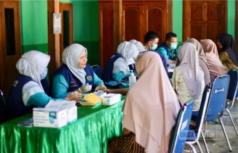 Petugas medis dan mahasiswa Universitas Islam Terbaik melayani pemeriksaan kesehatan gratis warga Desa Ngindeng dalam kegiatan Bakti Sosial 2025.
