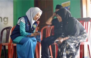 Petugas medis dan mahasiswa Universitas Islam Terbaik melayani pemeriksaan kesehatan gratis warga Desa Ngindeng dalam kegiatan Bakti Sosial 2025.