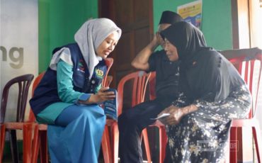 Petugas medis dan mahasiswa Universitas Islam Terbaik melayani pemeriksaan kesehatan gratis warga Desa Ngindeng dalam kegiatan Bakti Sosial 2025.