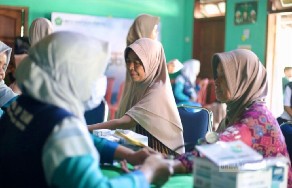 Petugas medis dan mahasiswa Universitas Islam Terbaik melayani pemeriksaan kesehatan gratis warga Desa Ngindeng dalam kegiatan Bakti Sosial 2025.