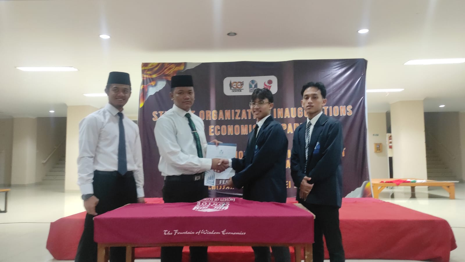 Pelantikan pengurus HMP Ekonomi Islam UNIDA Gontor 2025 di Lobby Gedung Utama