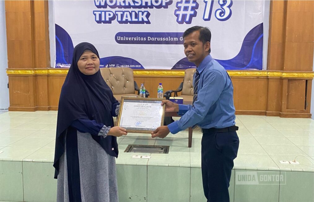 Mahasiswa TIP UNIDA Gontor praktik membuat sabun dari minyak atsiri dalam workshop TIP Talk #13