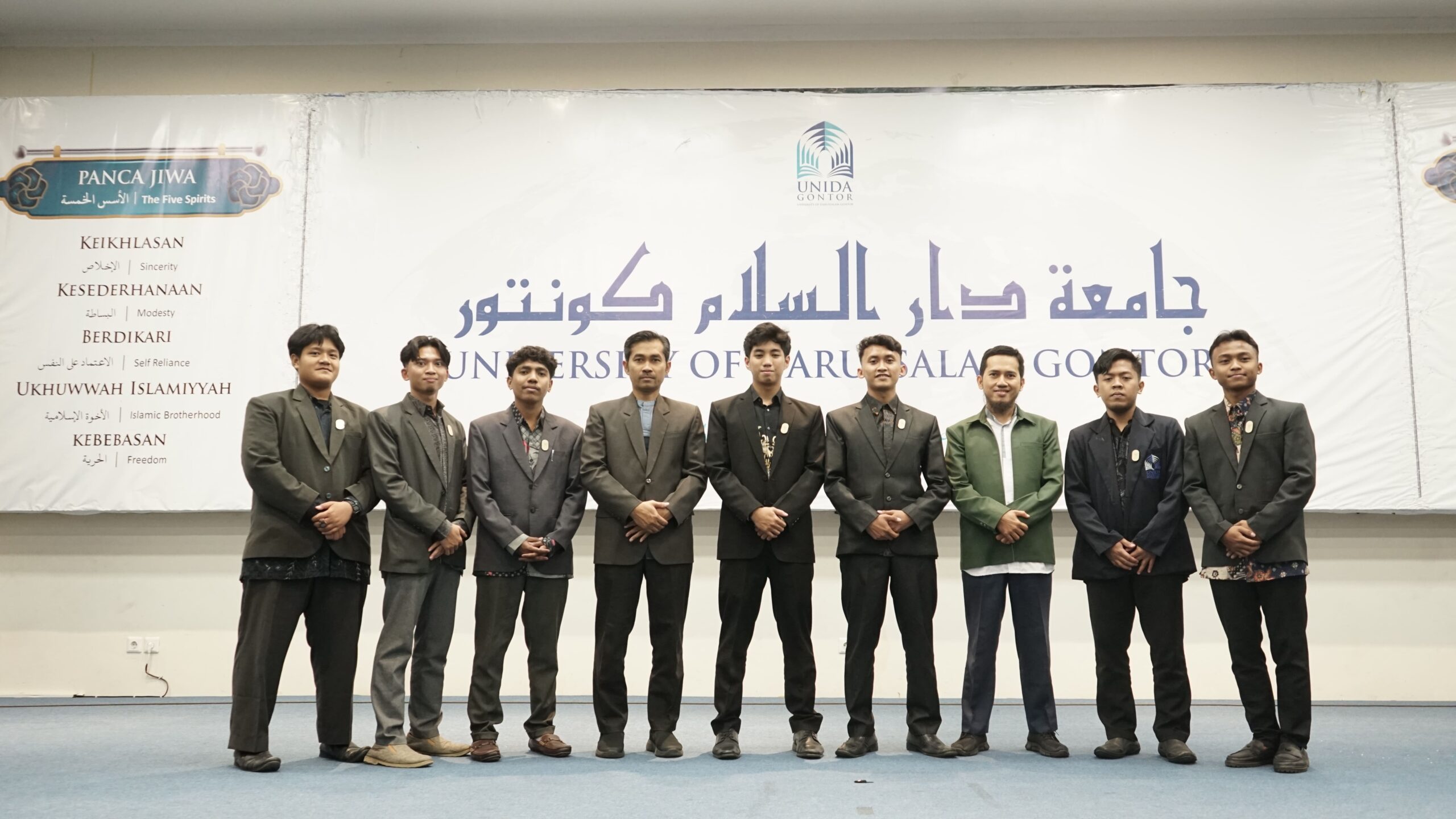 Mahasiswa UNIDA Gontor mengikuti Grand Launching komunitas bahasa Al-Hikmah di Hall Gedung Terpadu