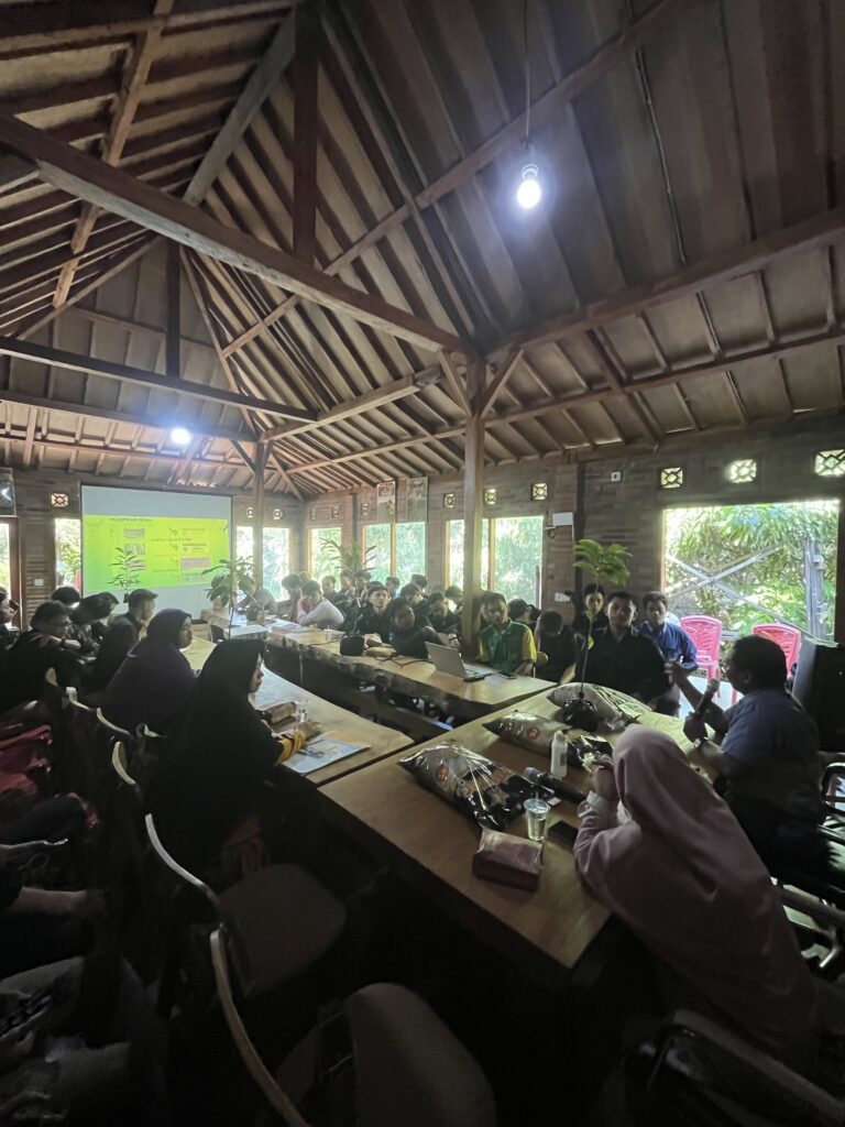 Mahasiswa Agroteknologi UNIDA Gontor saat kunjungan industri ke CV. Giwin Berkah dan PT. Dwi Saputra Agro Ponorogo