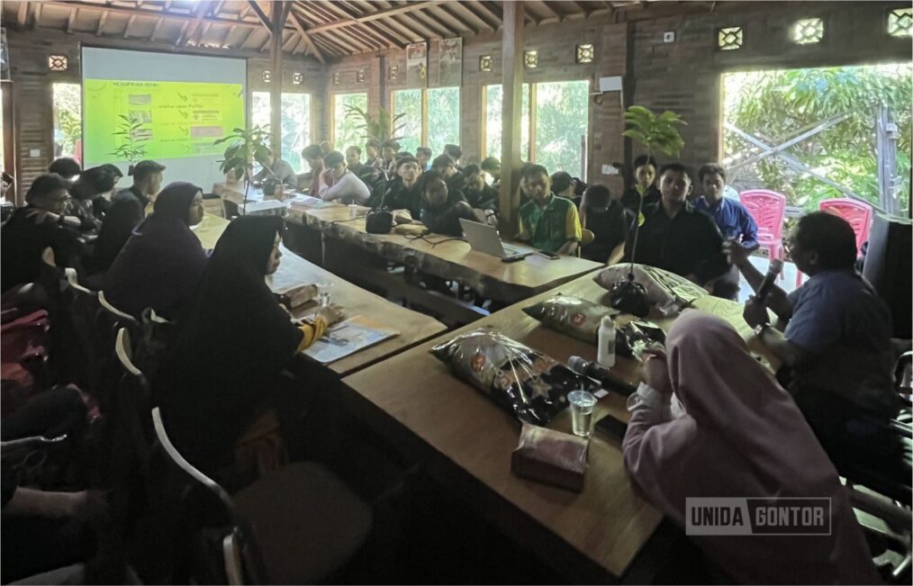 Mahasiswa Agroteknologi UNIDA Gontor saat kunjungan industri ke CV. Giwin Berkah dan PT. Dwi Saputra Agro Ponorogo