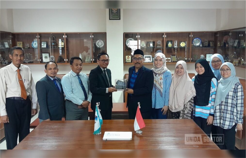 UNIDA Gontor and UTHM delegates in a partnership discussion at the Rectorate Meeting Room