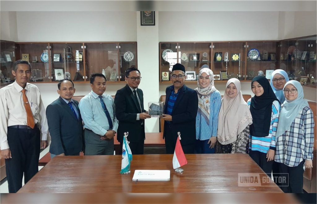 UNIDA Gontor and UTHM delegates in a partnership discussion at the Rectorate Meeting Room