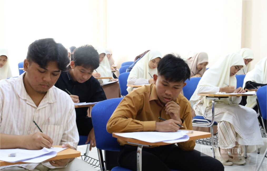 Peserta mengikuti seleksi CBT Fakultas Kedokteran UNIDA Gontor Gelombang 3 Tahun 2025 secara offline di laboratorium kampus.