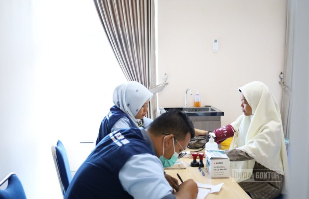 Peserta mengikuti seleksi CBT Fakultas Kedokteran UNIDA Gontor Gelombang 3 Tahun 2025 secara offline di laboratorium kampus.