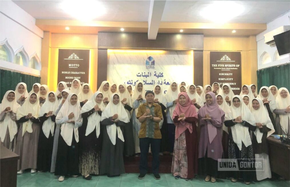 Narasumber dari IIUM menyampaikan materi hukum Islam di Guest Lecture UNIDA Gontor.