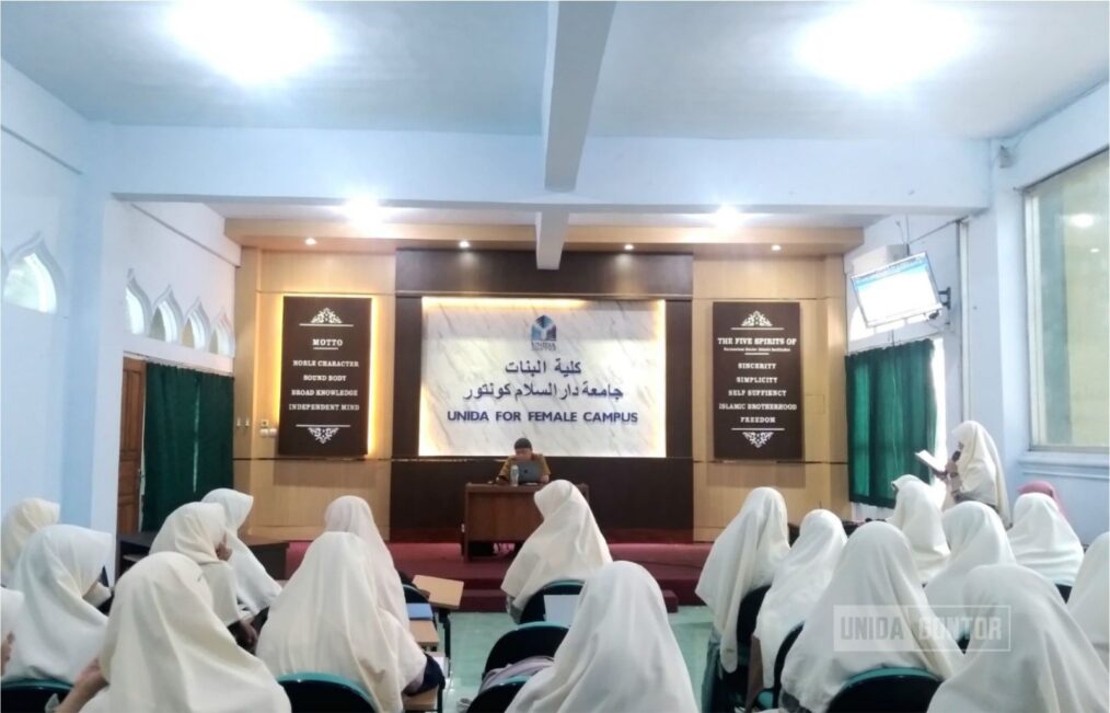 Narasumber dari IIUM menyampaikan materi hukum Islam di Guest Lecture UNIDA Gontor.