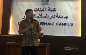 Narasumber dari IIUM menyampaikan materi hukum Islam di Guest Lecture UNIDA Gontor.