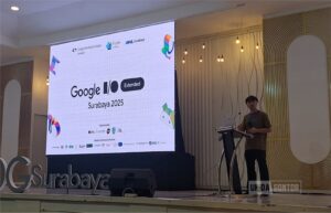 Mahasiswa UNIDA Gontor mengikuti seminar Google I/O Extended Surabaya 2025 bersama komunitas teknologi di IKADO Surabaya.