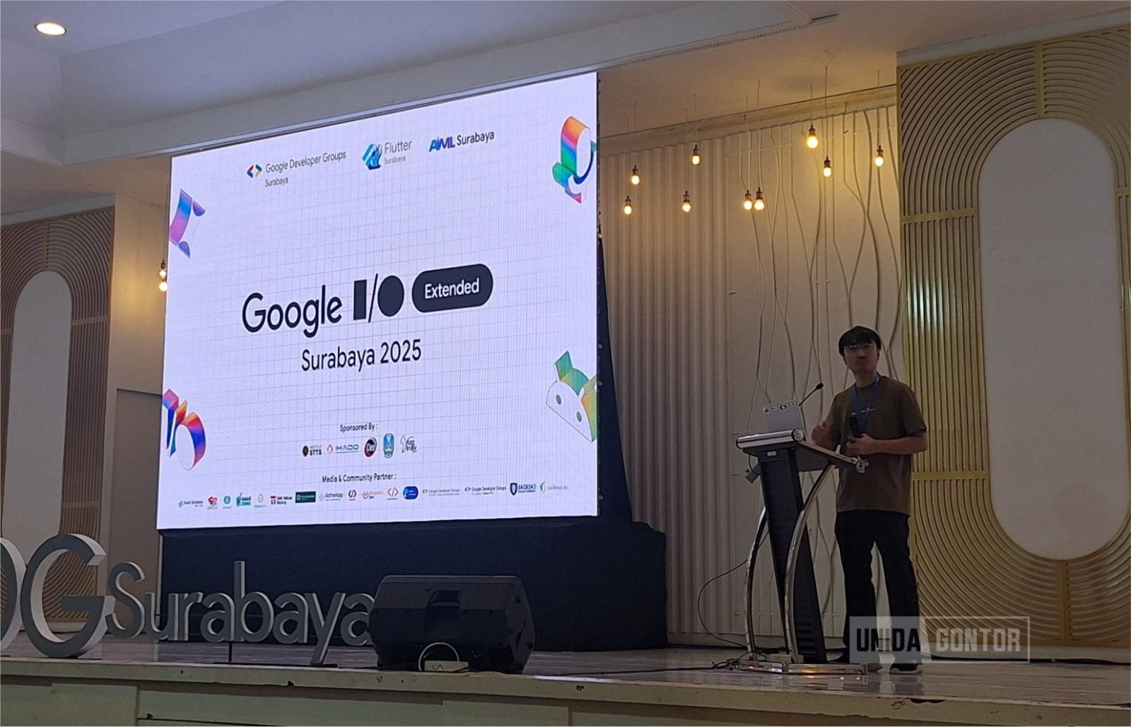 Mahasiswa UNIDA Gontor mengikuti seminar Google I/O Extended Surabaya 2025 bersama komunitas teknologi di IKADO Surabaya.