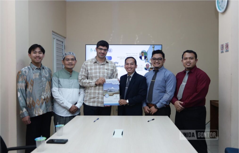 Tiga narasumber Majelis Nur UNIDA Gontor membahas solusi spiritual dan ekologis melalui pemikiran Risale-i Nur di Sirah Nabawiyah Library.
