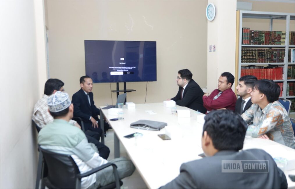 Tiga narasumber Majelis Nur UNIDA Gontor membahas solusi spiritual dan ekologis melalui pemikiran Risale-i Nur di Sirah Nabawiyah Library.