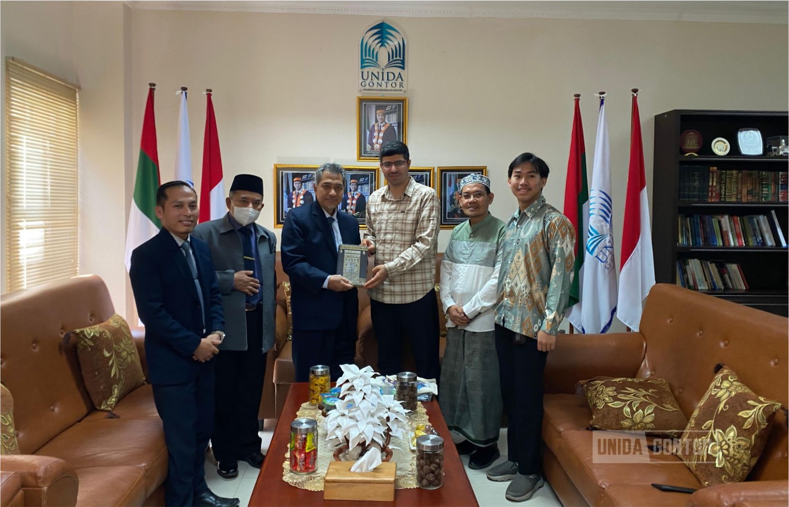Tiga narasumber Majelis Nur UNIDA Gontor membahas solusi spiritual dan ekologis melalui pemikiran Risale-i Nur di Sirah Nabawiyah Library.