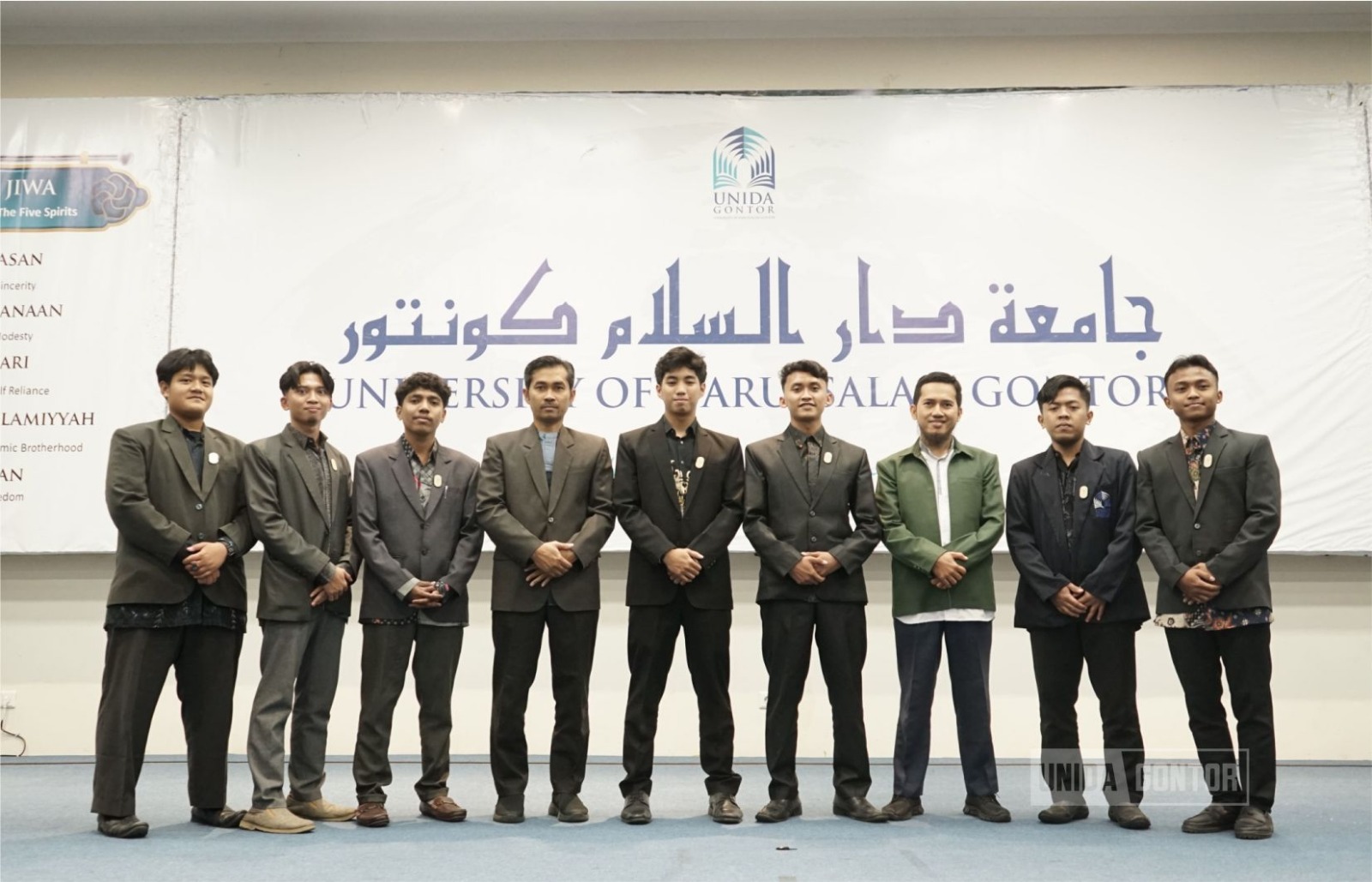 Mahasiswa UNIDA Gontor mengikuti Grand Launching komunitas bahasa Al-Hikmah di Hall Gedung Terpadu