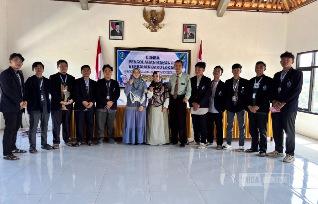 Tim LPM UNIDA Gontor bersama mahasiswa KKN T-37 saat monitoring dan survei desa binaan di Balai Desa Ngindeng, Ponorogo.