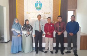 Tim LPM UNIDA Gontor bersama mahasiswa KKN T-37 saat monitoring dan survei desa binaan di Balai Desa Ngindeng, Ponorogo.