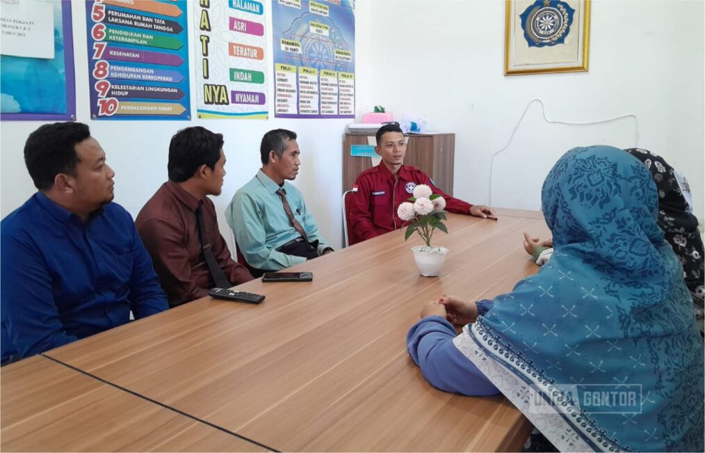 Tim LPM UNIDA Gontor bersama mahasiswa KKN T-37 saat monitoring dan survei desa binaan di Balai Desa Ngindeng, Ponorogo.