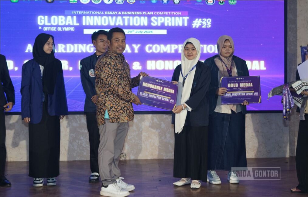 Mahasiswa UNIDA Gontor menerima penghargaan dalam Global Innovation Sprint 2025 di Universitas Airlangga Surabaya